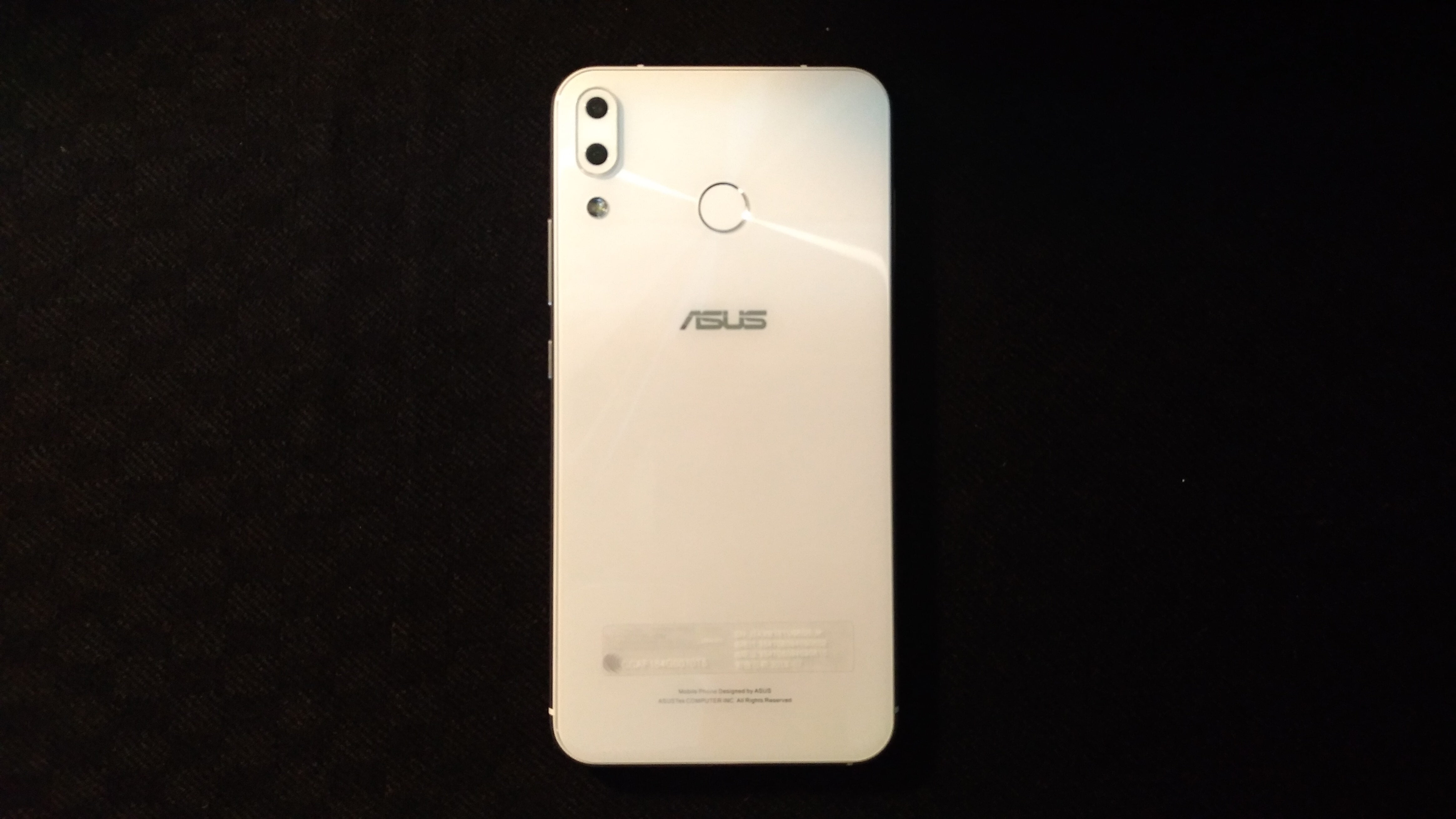 P 20181112 214503 vHDR On min - 【開箱】Zenfone 5 ZE620KL 孔劉雪花白，純淨外型與流暢體驗的完美組合