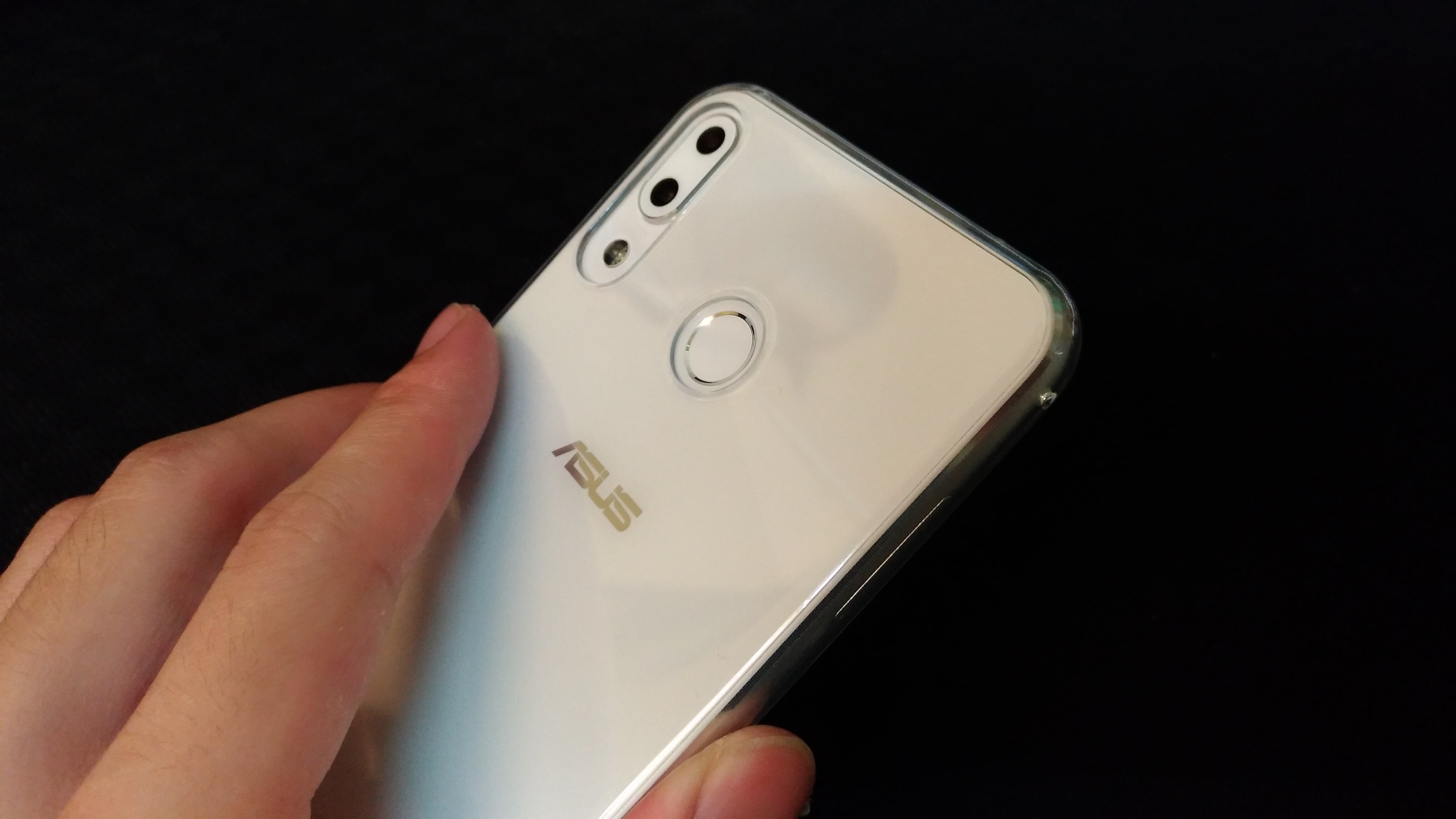 P 20181112 215908 vHDR On min - 【開箱】Zenfone 5 ZE620KL 孔劉雪花白，純淨外型與流暢體驗的完美組合