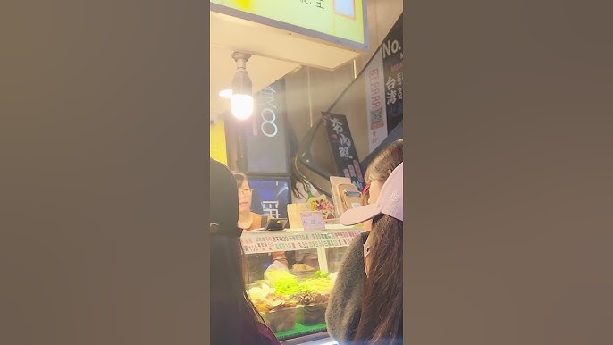 萬國滷味位於西門町商圈的攤位與餐點示意