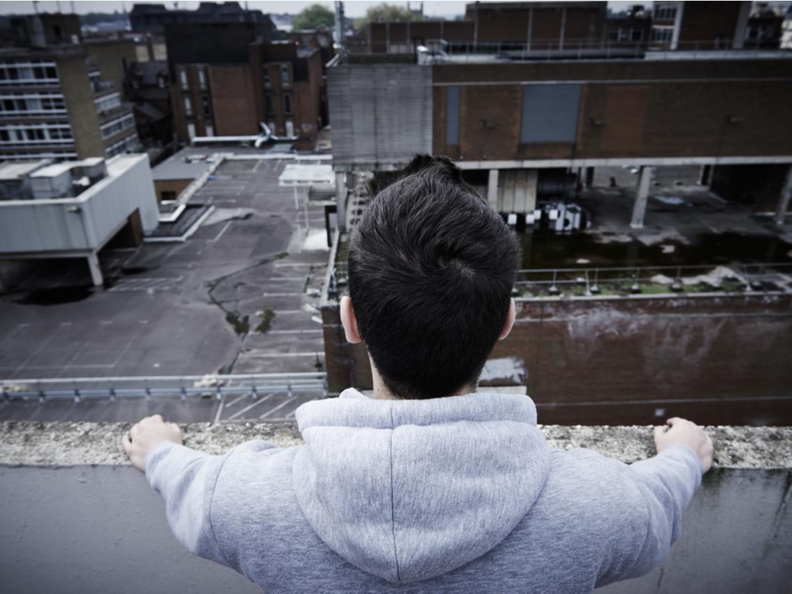 跳樓事件常引發社會討論與現場處置議題示意