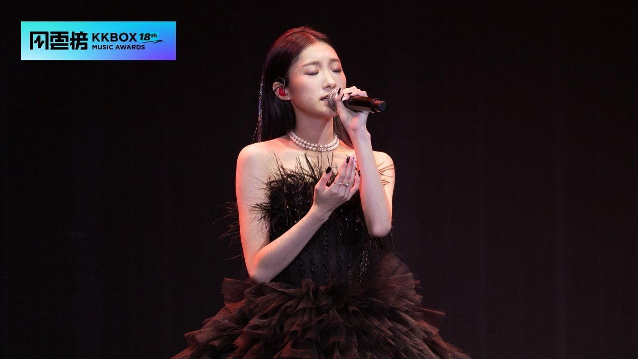 陳華在舞台演出畫面，與代表作想和你看五月的晚霞相關