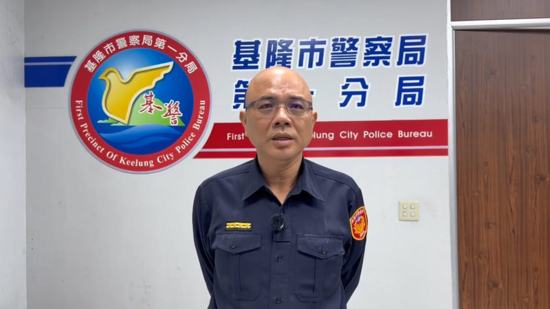 基隆忠二路派出所所長徐紹文吮指驗車引發爭議相關畫面