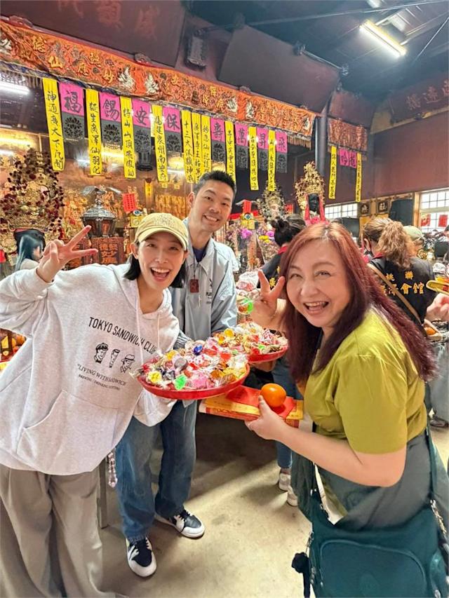 粿王不倫風波後首度同框現身廣澤宮低調團拜