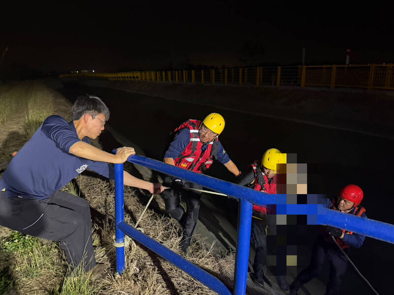太保溺水:消防員在嘉南大圳進行搜救
