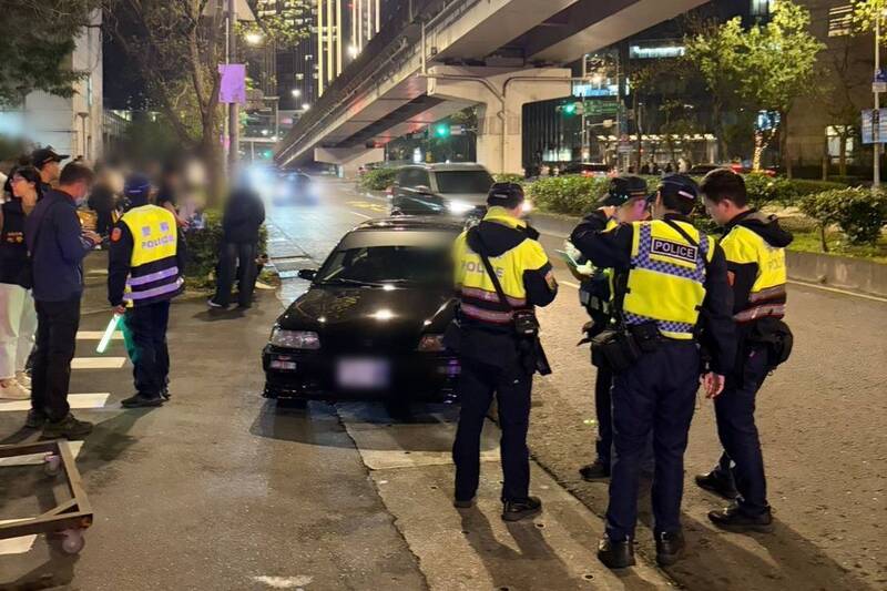 王陽明車聚在南港舉辦,吸引大量車潮與人潮